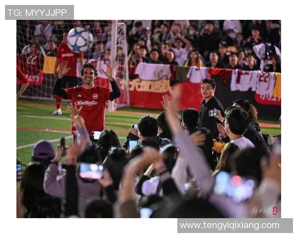 足球明星们的亲密互动揭秘：场上场下的友谊与竞争