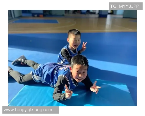 篮球明星摇手传递友谊与热情展现运动精神的魅力与团结力量